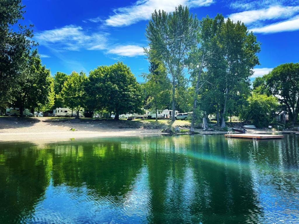 Skands Campground Christina Lake ภายนอก รูปภาพ